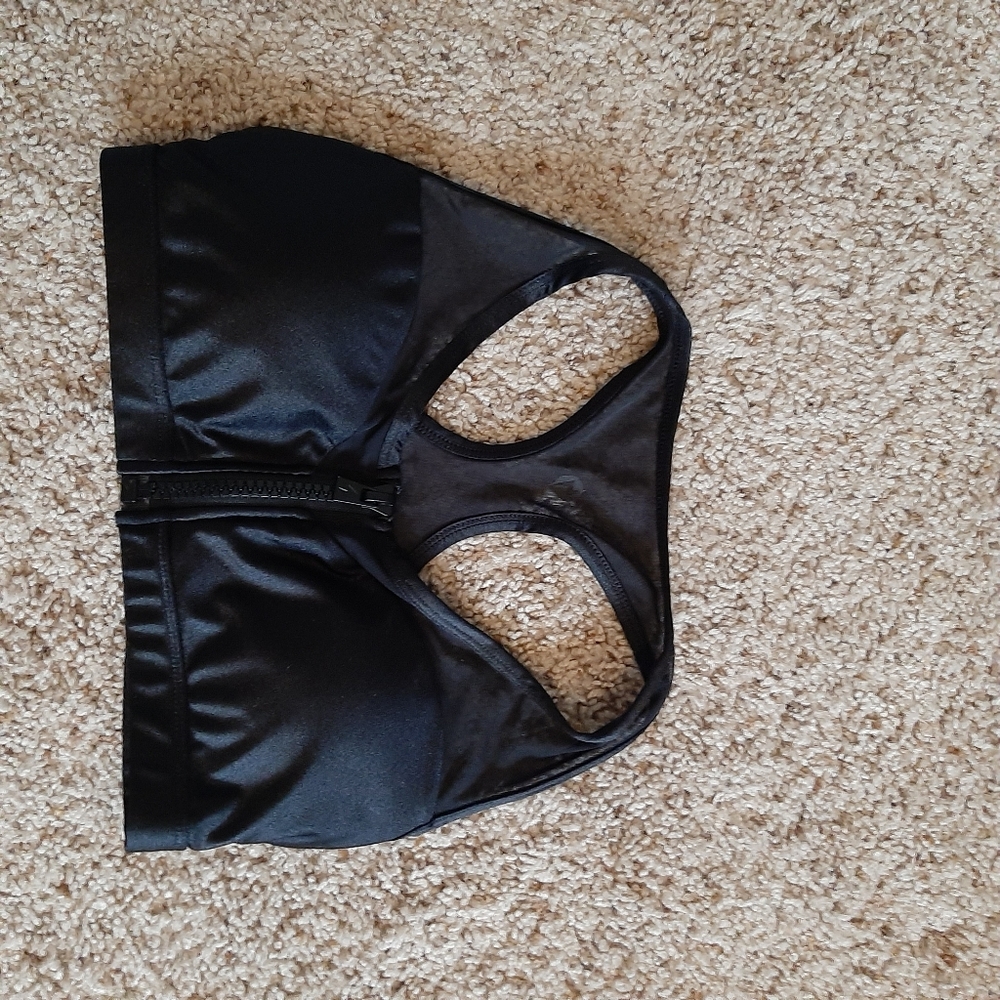 Front zip sports bra